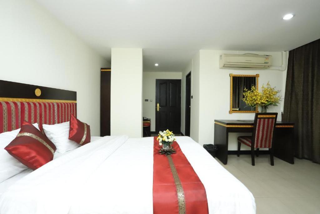 Lucky Palace Hotel Bangkok Dış mekan fotoğraf